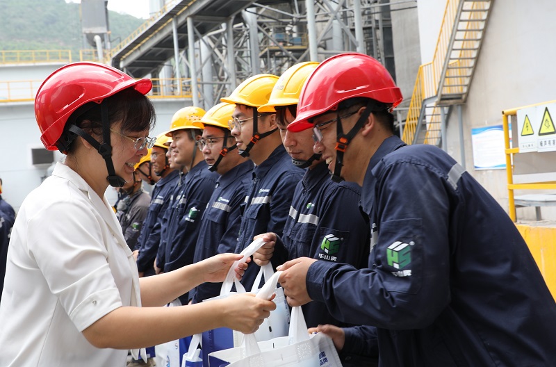 周燕芳到黃陵片區對所屬單位開展“送清涼”慰問活動