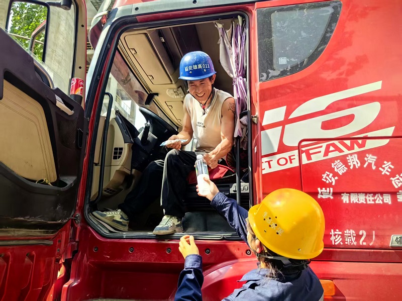 “汗”衛(wèi)進(jìn)度 “熱”煉匠心——黃陵公司迎酷暑強(qiáng)技能促生產(chǎn)側(cè)記