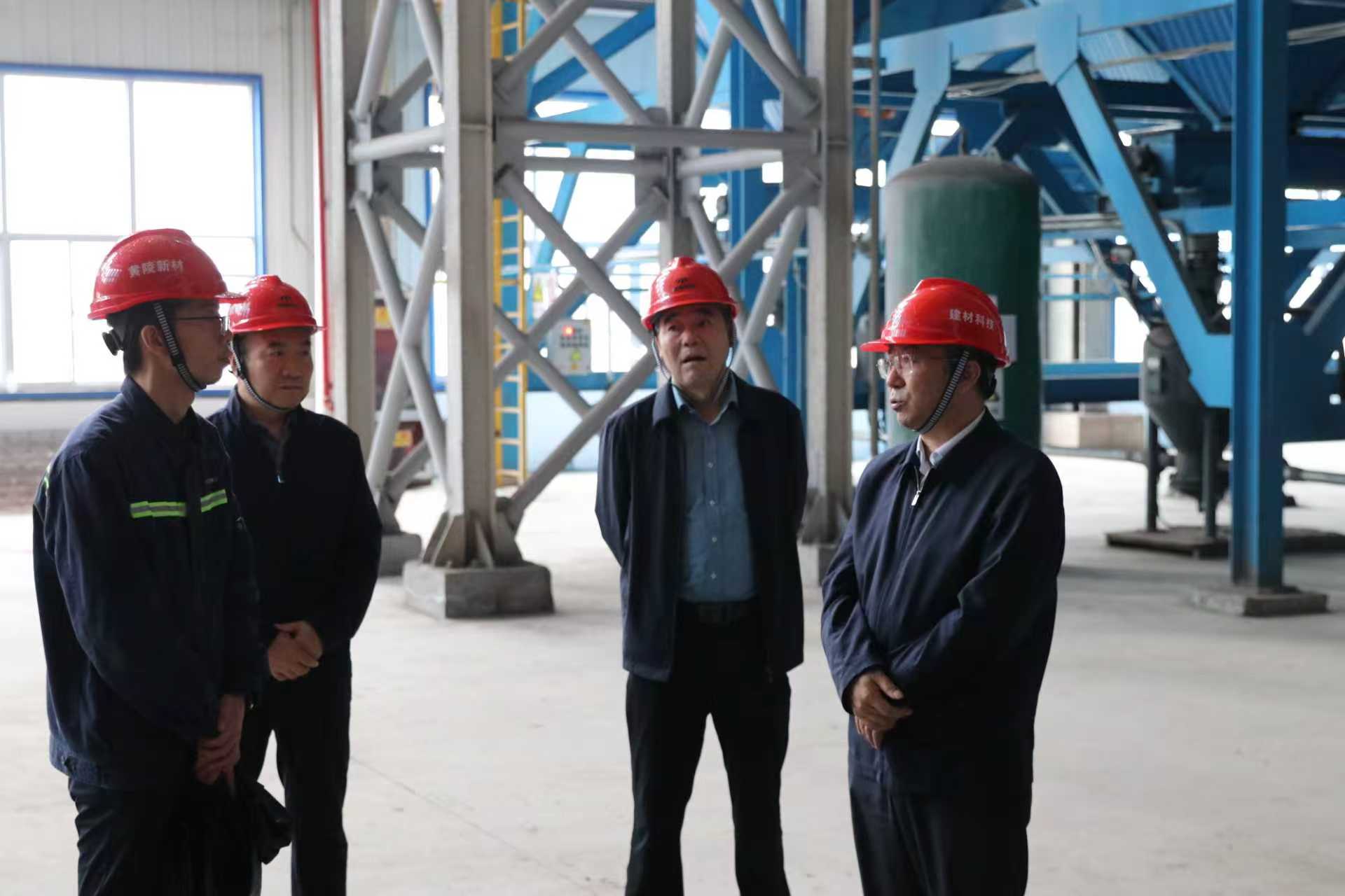 杜平到黃陵新材公司督導檢查項目調試安全工作