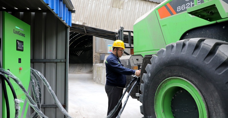 富平公司自主完成電鏟車充電樁建設(shè)